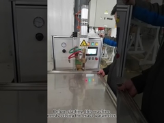 Η συγκόλληση της επιφάνειας του καθρέφτη από ανοξείδωτο χάλυβα από την μηχανή συγκόλλησης σημείων τραπέζι