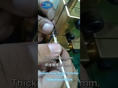 Η συγκόλληση των συρμάτων νικελίου και χαλκού της μηχανής σημειακής συγκόλλησης τραπεζιού