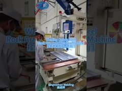 Ζύγιση της πόρτας από χάλυβα άνθρακα με μηχανή συγκόλλησης σημείων στο τραπέζι του βραχίονα