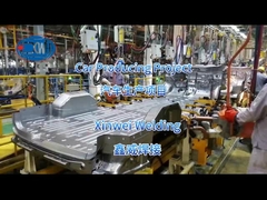 Η φορητή μηχανή συγκόλλησης που χρησιμοποιείται στο έργο παραγωγής αυτοκινήτων